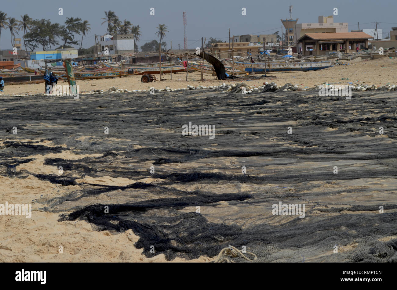 Le reti da pesca utilizzato nella pesca alacce esteso a secco nella spiaggia di Kayar, Senegal Africa occidentale Foto Stock