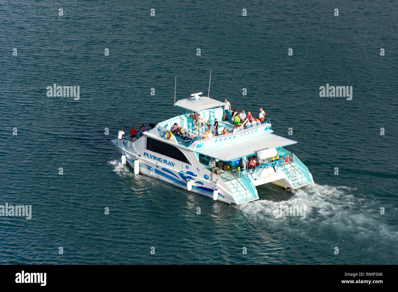 Il 'Flying Ray' catamarano di ritorno dalla Martinica, Castries, Saint Lucia, Piccole Antille, dei Caraibi Foto Stock