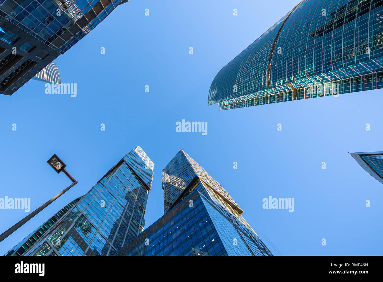 Vista prospettica dal basso la vista sul quartiere degli affari di grattacieli Foto Stock