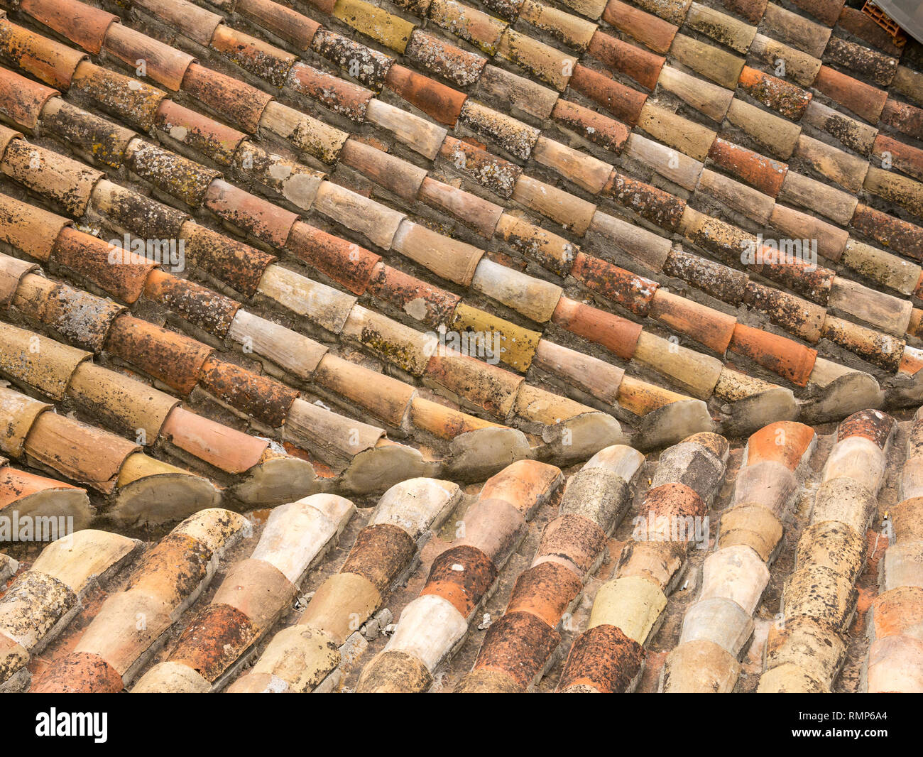 Close up visto dal di sopra del vecchio tetto dalle tegole rosse, Malaga città vecchia, Andalusia, Spagna Foto Stock