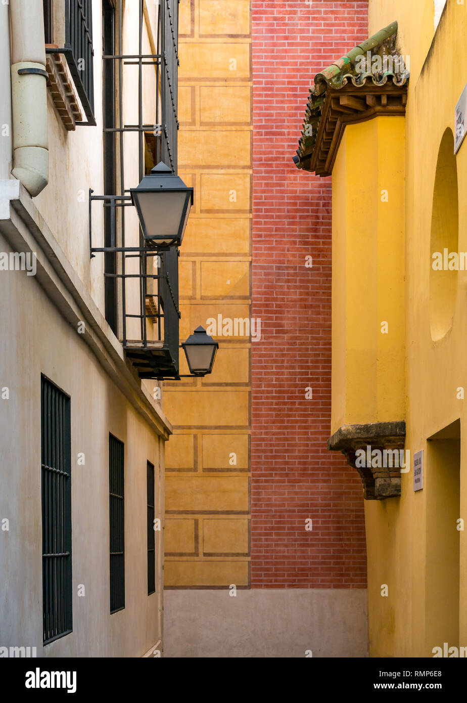 Antichi edifici colorati e lampione in un vicolo stretto fuori dal museo Picasso, la città vecchia di Malaga, Andalusia, Spagna Foto Stock
