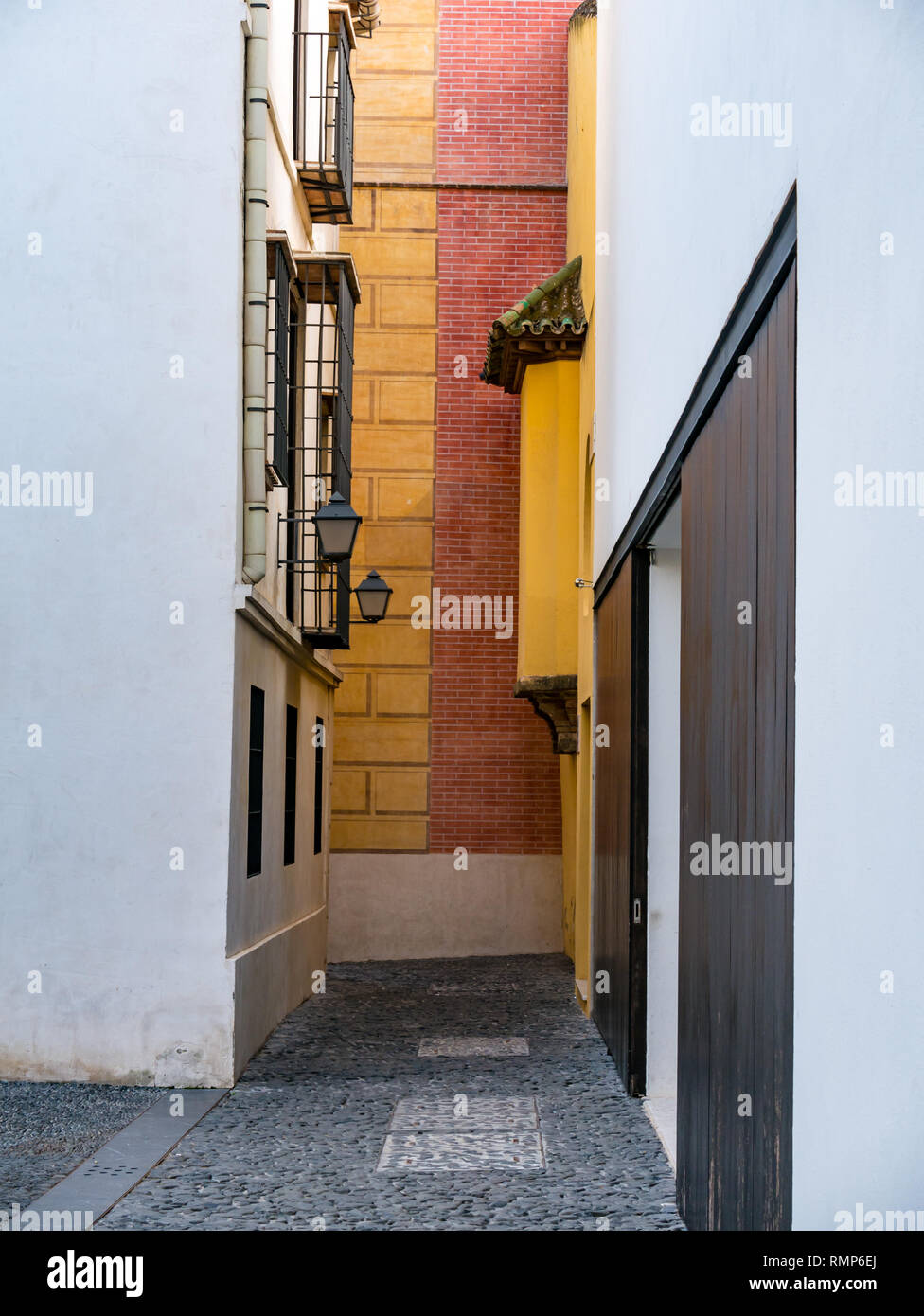 Antichi edifici colorati in un vicolo stretto fuori dal museo Picasso, la città vecchia di Malaga, Andalusia, Spagna Foto Stock