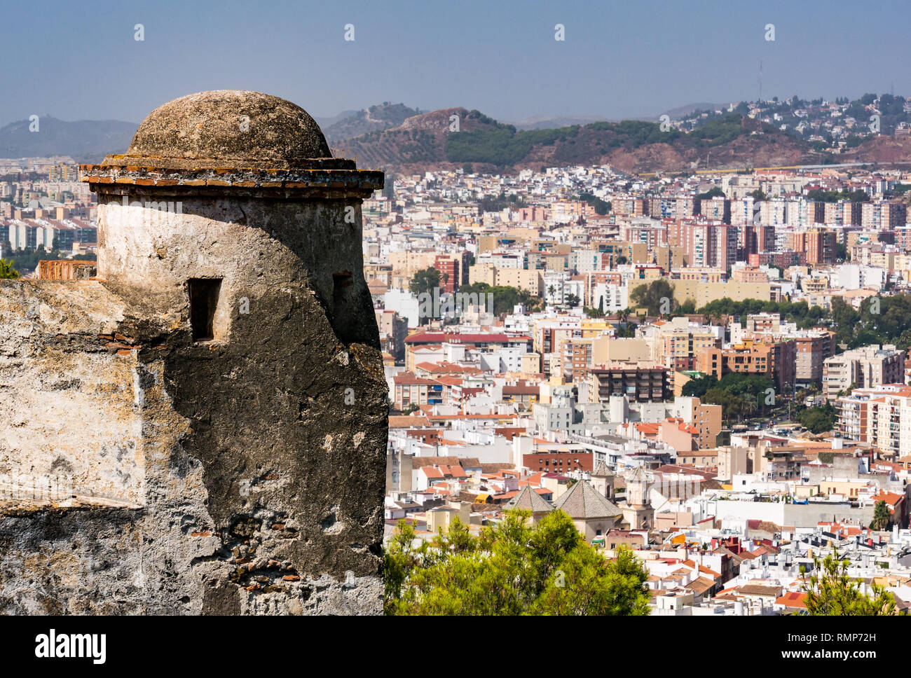 Outlook tower presso la fortezza di Gibralfaro, con vista sui tetti di Malaga città vecchia, Andalusia, Spagna Foto Stock