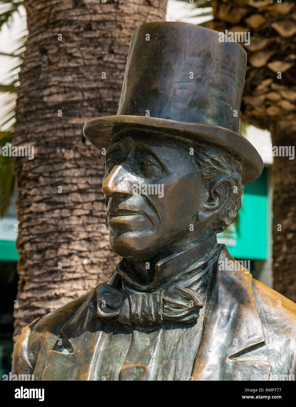 Scultura in bronzo statua di Hans Christian Andersen, autore danese indossare top hat, dello scultore Jose Maria Córdoba, Malaga, Andalusia, Spagna Foto Stock