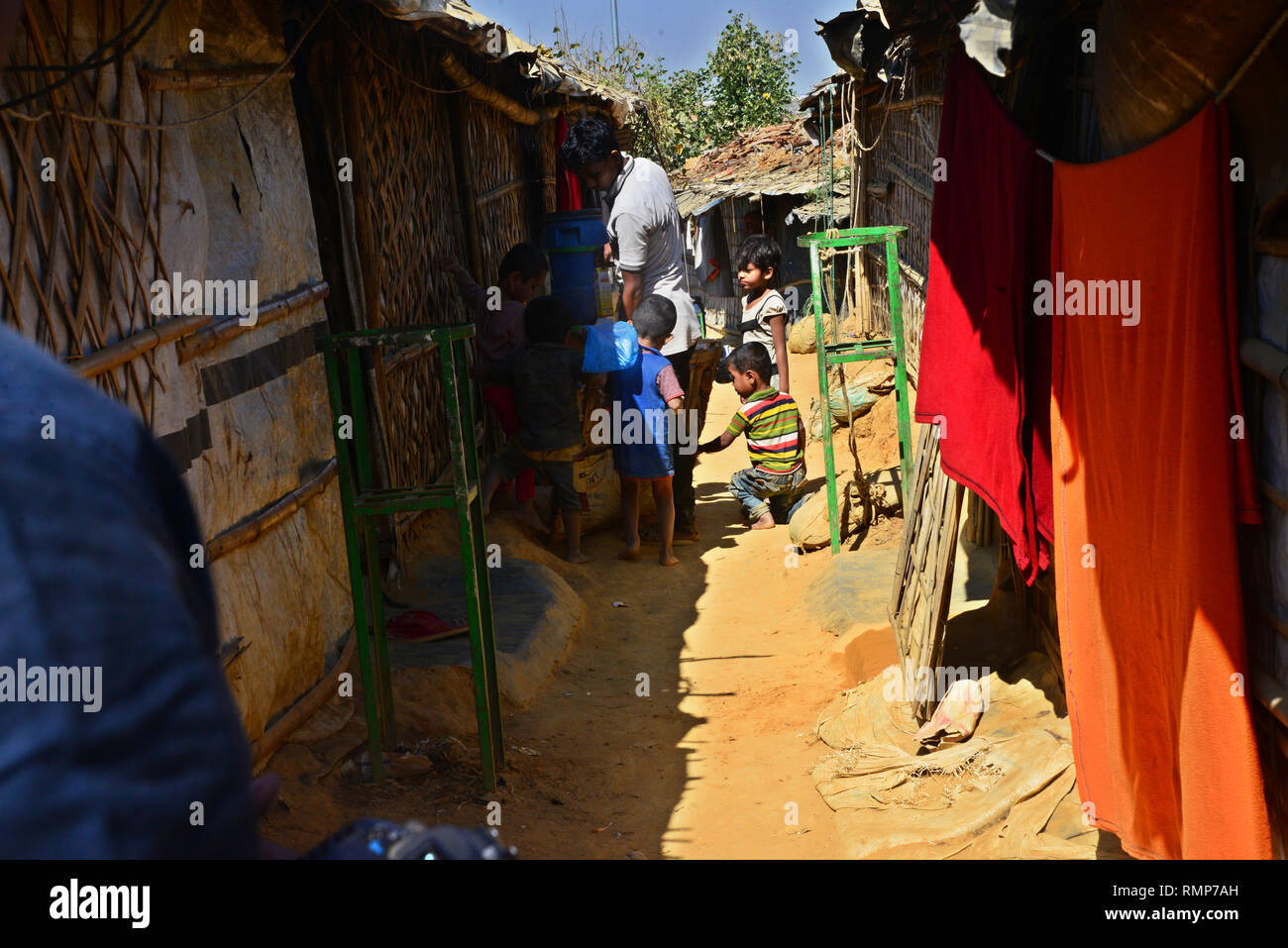 Rifugiati Rohingya gente camminare nel Balukhali Refugee Camp in Ukhia, Cox's Bazar, Bangladesh. Il 02 febbraio, 2019 Foto Stock