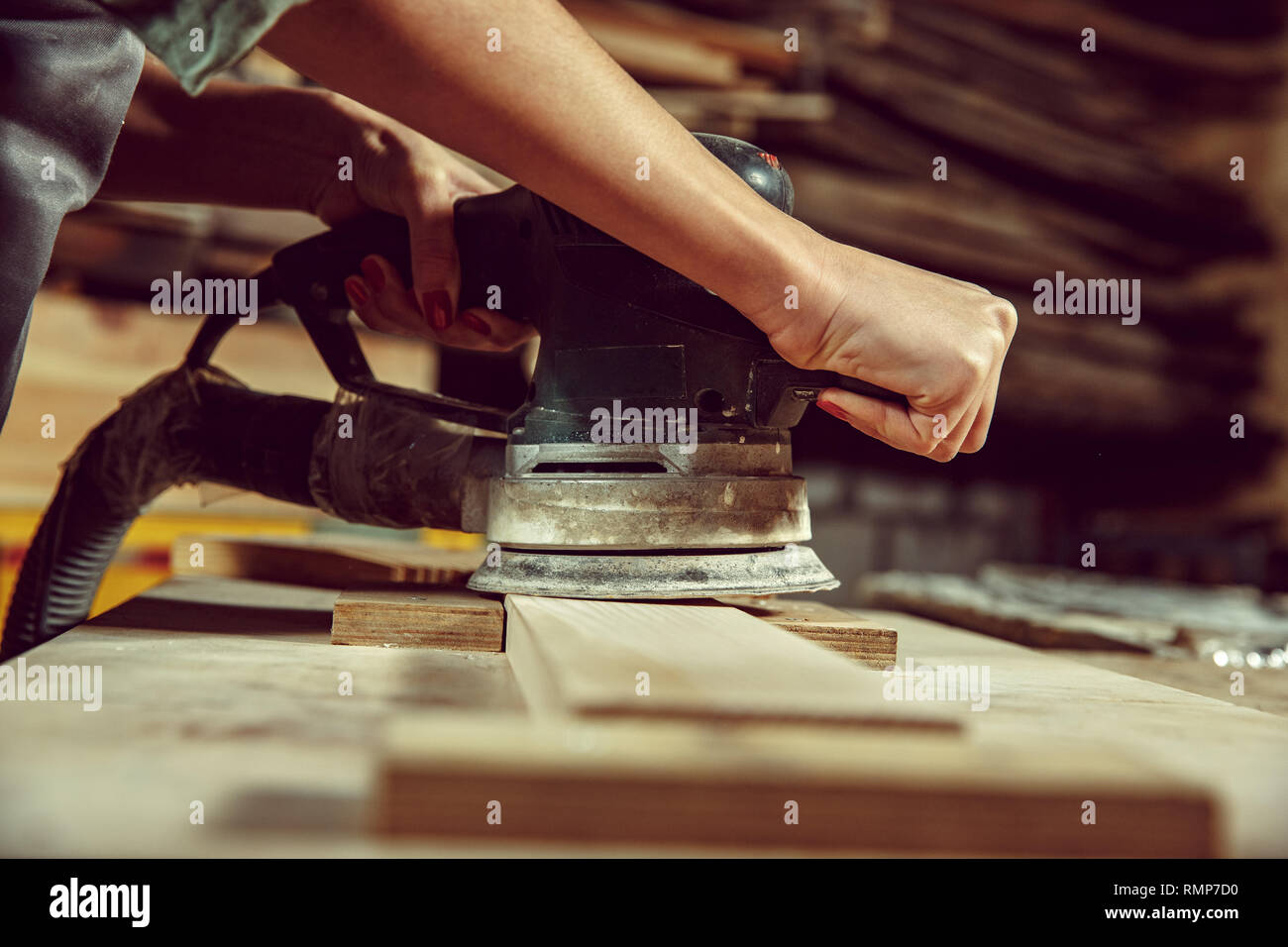 Mani di craftswoman legnami di molatura con macchine speciali. Concetto di falegnameria e carpenteria. La parità tra i sessi. Professione maschio Foto Stock