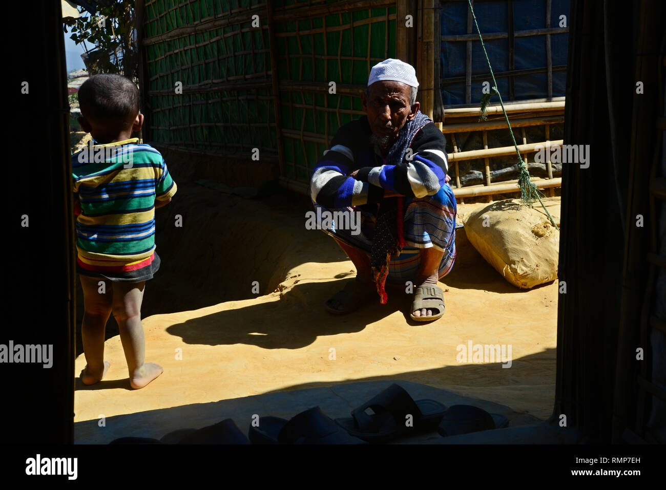 Rifugiati Rohingya persone posano per una foto di fronte a casa loro in Balukhali Refugee Camp in Ukhia, Cox's Bazar, Bangladesh. Il 02 febbraio, 2019 Foto Stock