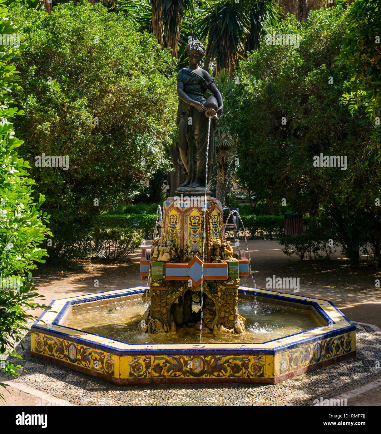Scultura in bronzo fontana della Ninfa con un bricco o Ninfa con Cantaro, parco botanico, Malaga, Andalusia, Spagna Foto Stock