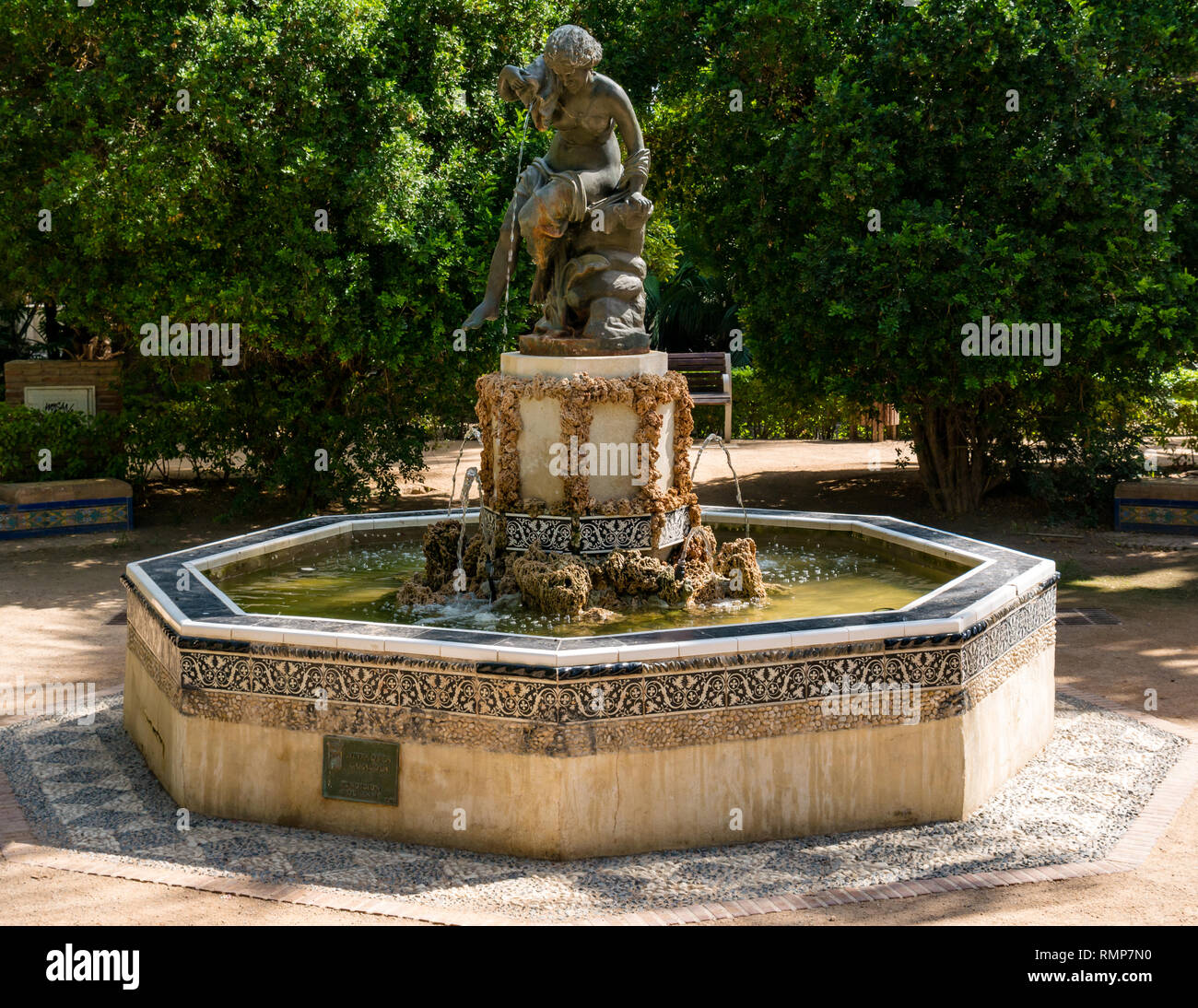 Scultura in bronzo fontana della Ninfa con una conchiglia o Ninfa de La Caracola, parco botanico, Malaga, Andalusia, Spagna Foto Stock