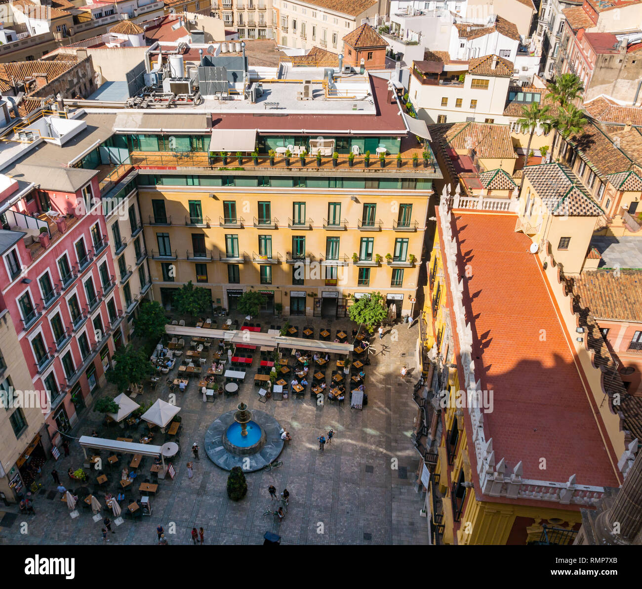 Vista da sopra delle vecchie case, strade strette e cafe tabelle in Plaza Obispo con il palazzo episcopale, Malaga città vecchia, Andalusia, Spagna Foto Stock