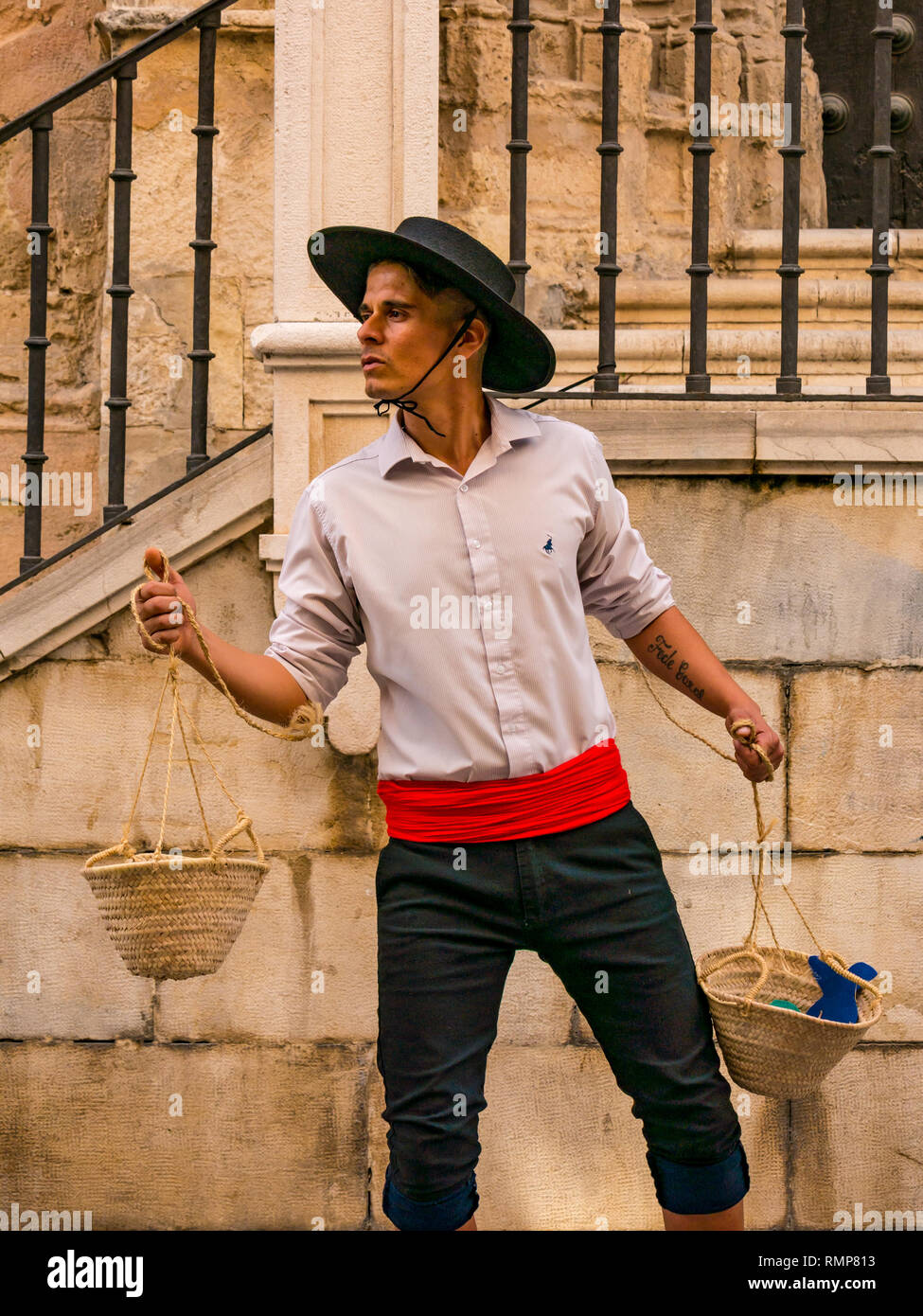 Uomo vestito nel tradizionale abbigliamento spagnolo come vivente turiste statua fuori dalla cattedrale, Malaga, Andalusia, Spagna Foto Stock