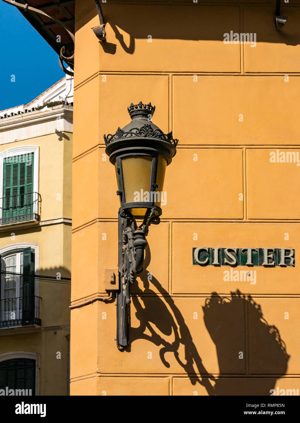 Vecchio decorativa lampada da parete, Malaga città vecchia, Andalusia, Spagna Foto Stock