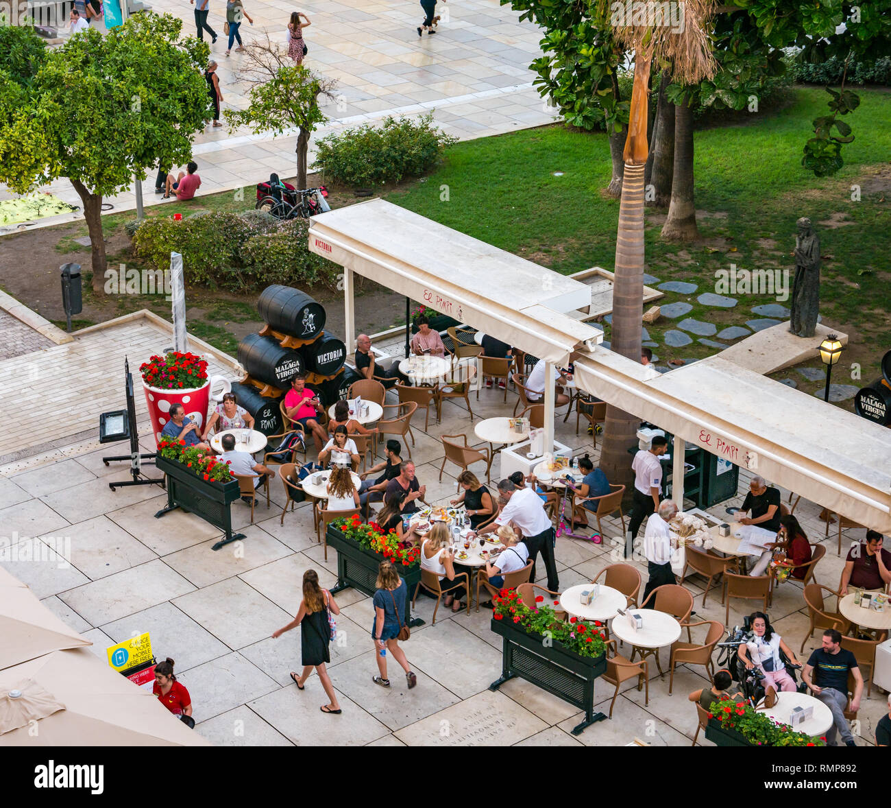 Persone mangiare a pavimento esterno tavoli, El Pimpi ristorante, Malaga città vecchia, Andalusia, Spagna Foto Stock