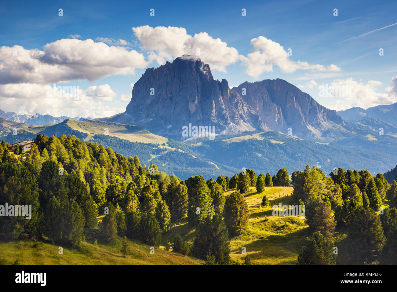 Ottima vista sul Sassolungo (Sassolungo) gruppo, valle Gardena. Parco Nazionale Dolomiti Alto Adige Südtirol. Località di Ortisei, Santa Cristina e Selva di Val Gardena Foto Stock