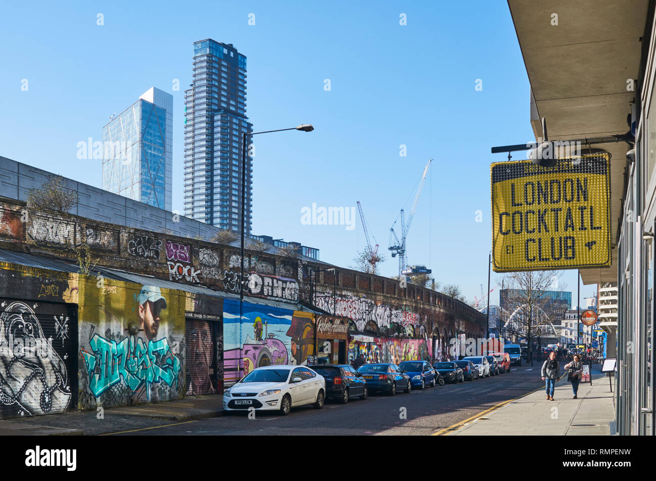 Sclater Street in Shoreditch, East London UK, con graffiti e alto edificio edifici per uffici in background Foto Stock