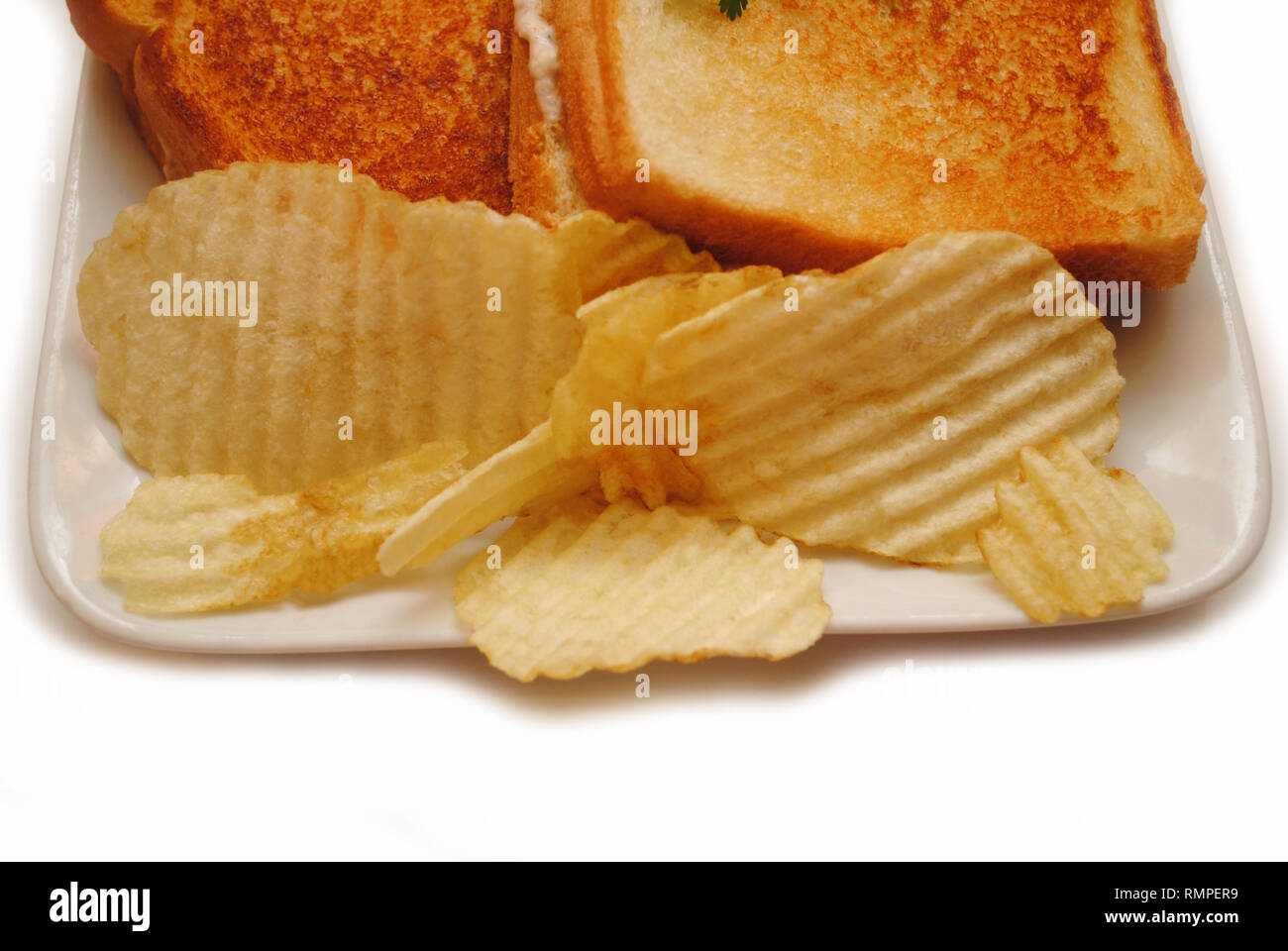 Close-Up di patatine con un sandwich in background Foto Stock