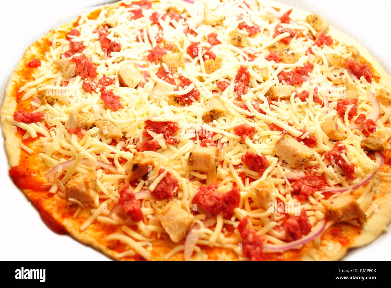 In primo piano delle materie di macinato di Manzo & Pollo Pizza Foto Stock