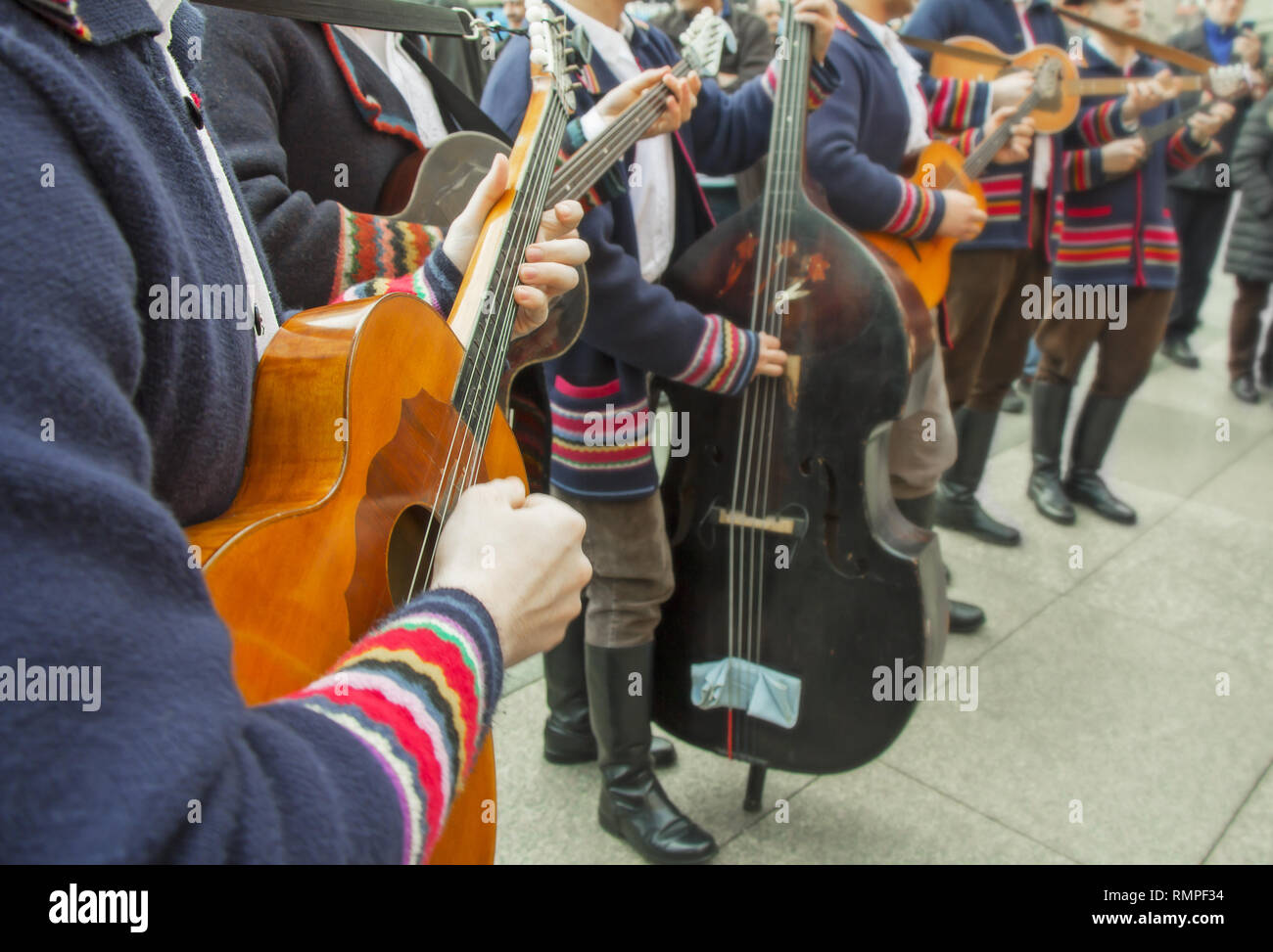 Il croato musicisti nei tradizionali costumi della Slavonia Foto Stock