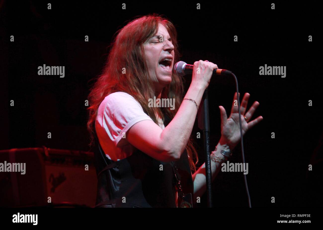 Cantante e cantautore poeta e artista Patti Smith è mostrato esibirsi sul palco durante un 'live' aspetto di concerto. Foto Stock