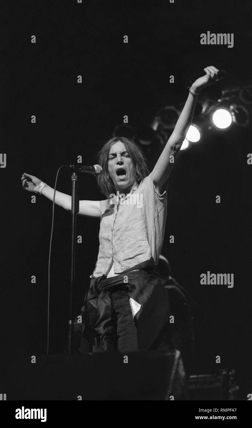 Cantante e cantautore poeta e artista Patti Smith è mostrato esibirsi sul palco durante un 'live' aspetto di concerto. Foto Stock