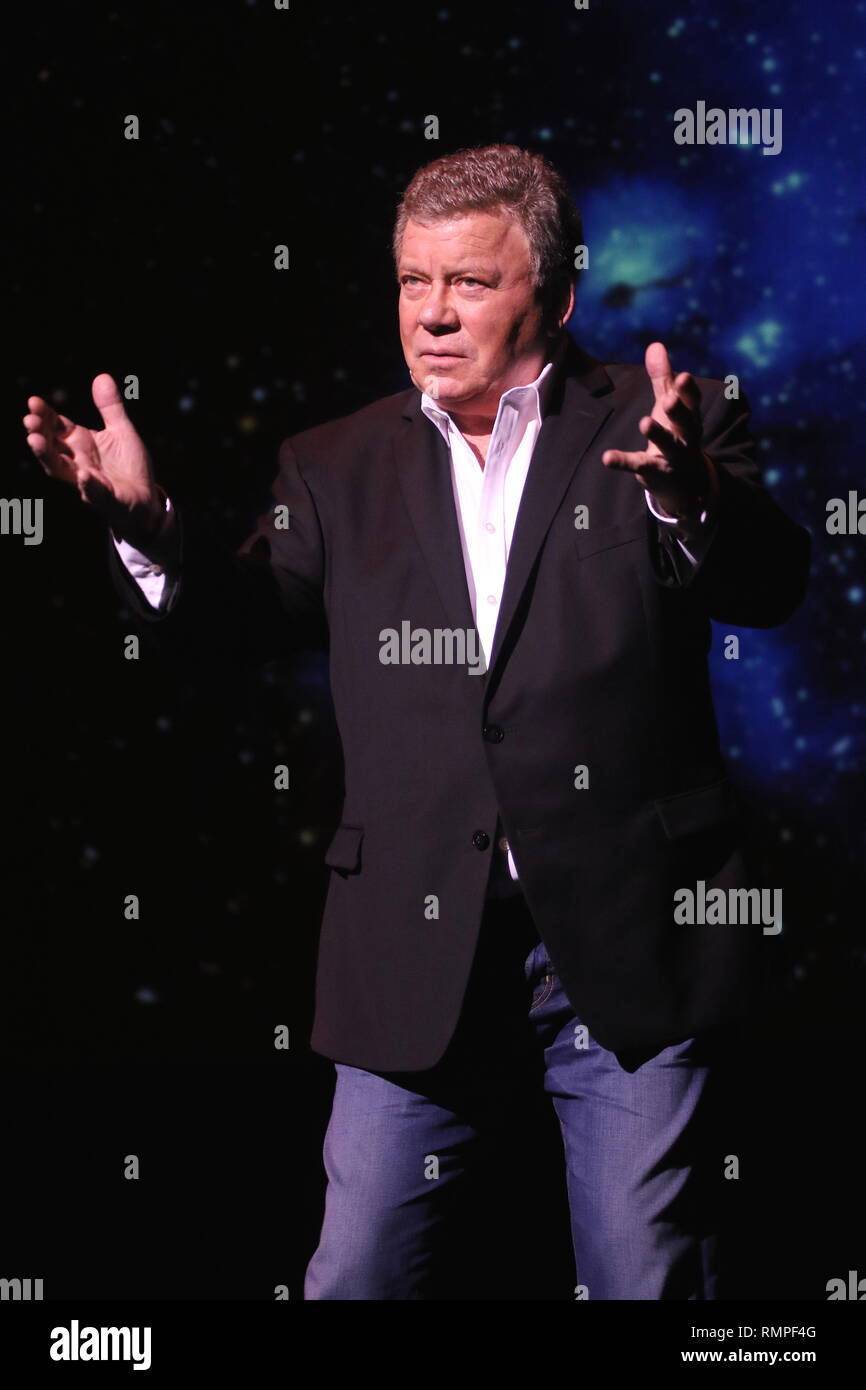 Attore e cantante, autore, produttore, il portavoce e il comico William Shatner è mostrato esibirsi sul palco durante un stand up concerto aspetto. Foto Stock