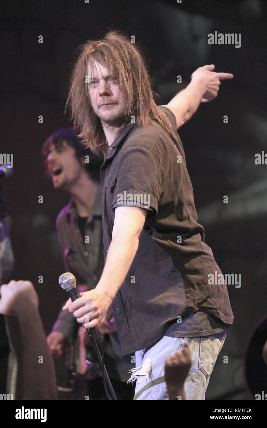 Cantante, compositore e chitarrista David Pirner della band alternative rock Soul Asylum è mostrato esibirsi sul palco durante un 'live' aspetto di concerto. Foto Stock
