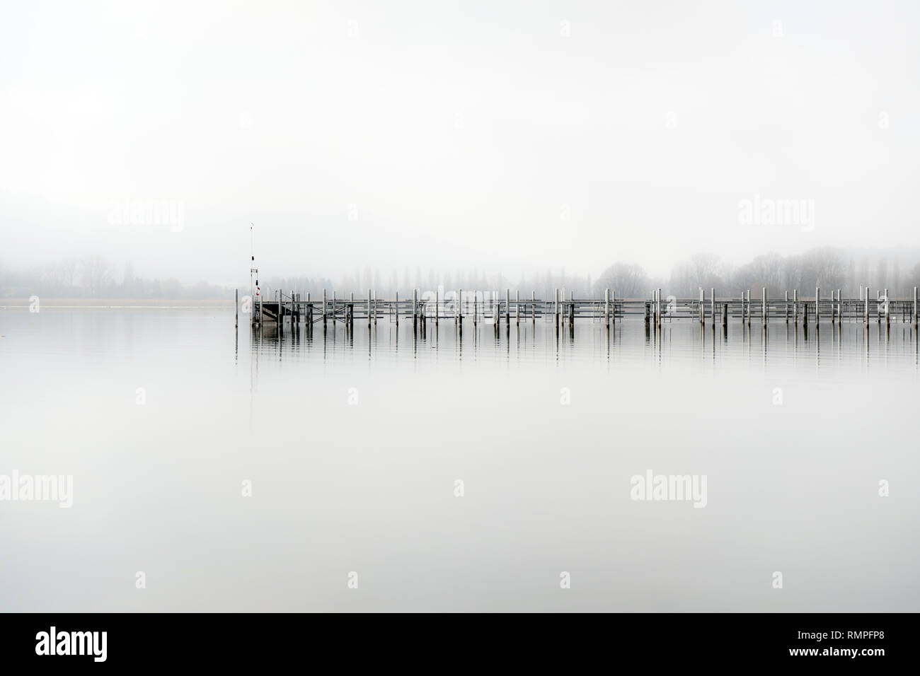 Inverno al Lago di Costanza, jetty nella nebbia, Radolfzell, Germania, Europa Foto Stock
