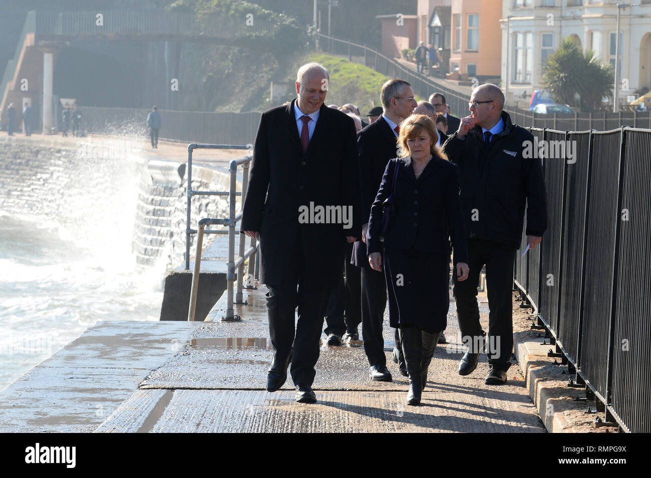 Dawlish, UK. 15 Feb, 2019. 15/02/2019 MP Chris Grayling visita a Dawlish, Presidente della penisola Task Force Andrea Davies con MP Chris precoce. - Foto obbligatorio dalla linea: Andy stili - Tel: 01626 872731 - Mobile: 07834214253 TQAS20190215B-019 C Credito: Andy Fotografia stili/Alamy Live News Foto Stock