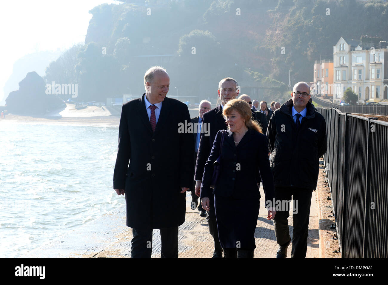 Dawlish, UK. 15 Feb, 2019. 15/02/2019 MP Chris Grayling visita a Dawlish, Presidente della penisola Task Force Andrea Davies con MP Chris precoce. - Foto obbligatorio dalla linea: Andy stili - Tel: 01626 872731 - Mobile: 07834214253 TQAS20190215B-020 C Credito: Andy Fotografia stili/Alamy Live News Foto Stock