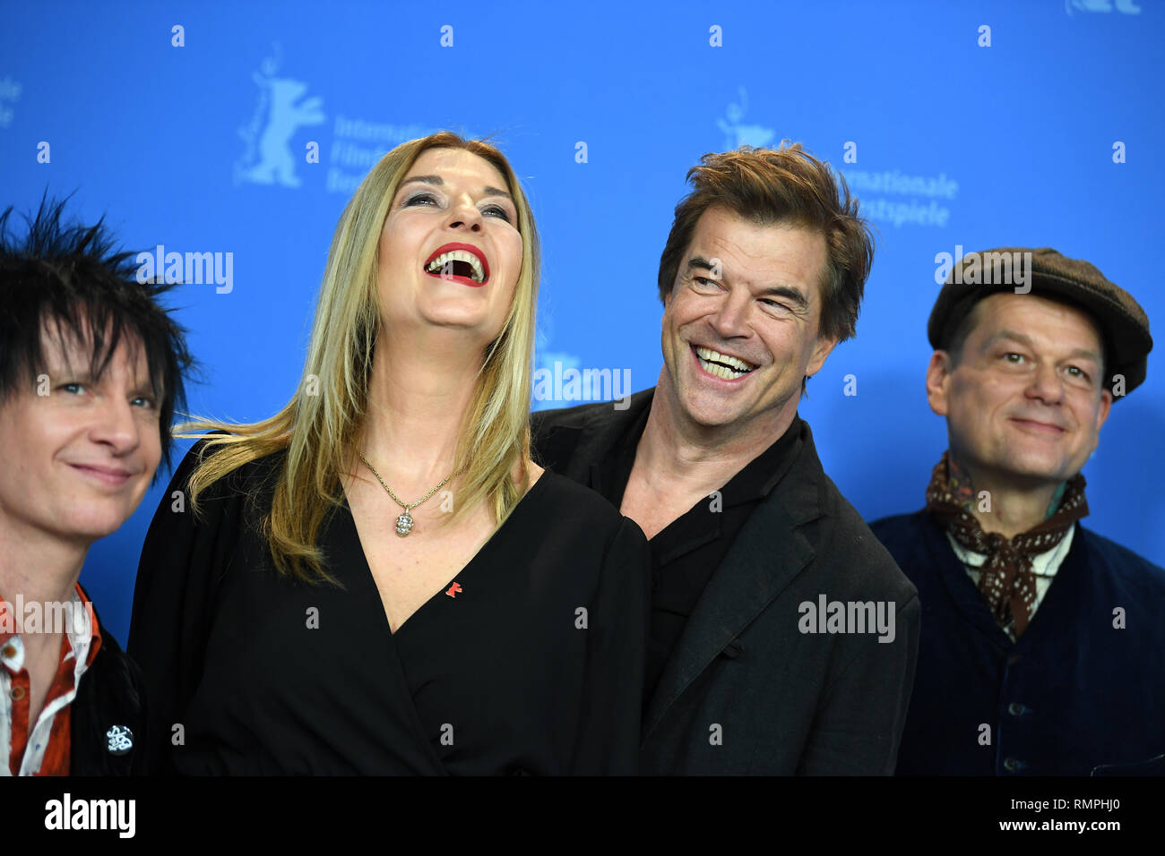 Berlino, Germania. 15 Feb, 2019. 69Berlinale - Photocall, Berlinale Special, 'Weil du nur einmal leben - Die Toten Hosen auf Tour': Stephen George Ritchie (VOM), Kablitz-Post Cordula, direttore Campino e Andreas von Holst (Kuddel), i membri della band "Die Toten Hosen". Credito: Britta Pedersen/dpa/Alamy Live News Foto Stock