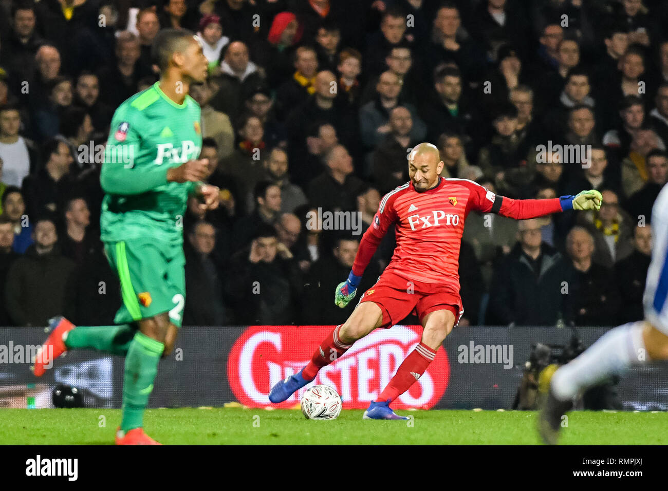 Londra, Regno Unito. 15 Feb, 2019. Heurelho Gomes di Watford durante la FA Cup il quinto round match tra Queens Park Rangers e Watford al Loftus Road Stadium, Londra, Inghilterra il 15 febbraio 2019. Foto di Adamo di Loreto. Solo uso editoriale, è richiesta una licenza per uso commerciale. Nessun uso in scommesse, giochi o un singolo giocatore/club/league pubblicazioni. Credit: UK Sports Pics Ltd/Alamy Live News Foto Stock