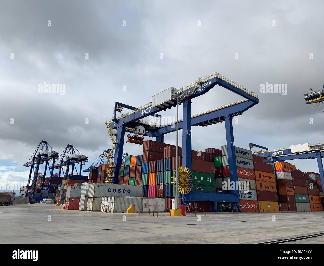 Pireo, Grecia. 15 Feb, 2019. La foto scattata nel febbraio 15, 2019 mostra il Pireo terminale per container nel porto del Pireo, Grecia. COSCO Shipping pesci, uno il più grande del mondo di navi portacontainer con una capacità di 20.000 TUE, ancorato in Grecia del porto del Pireo il venerdì pomeriggio, dopo aver navigato per quasi un mese dalla Cina. Esso sarà dock a Pireo per 24 ore prima di iniziare il suo viaggio per il porto di Anversa in Belgio. Credito: Yu Shuaishuai/Xinhua/Alamy Live News Foto Stock