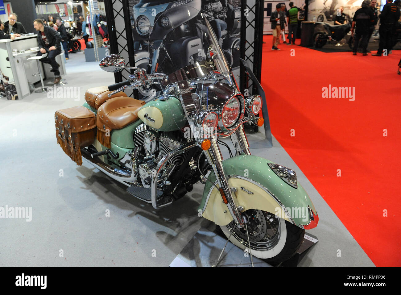 Londra, Regno Unito. 15 Feb, 2019. Un capo indiano Vintage 1811cc in moto sul display a Carole Nash MCN London Motorcycle Show che si sta svolgendo a ExCel di Londra, Regno Unito. La mostra offre una vasta varietà di trasporto su ruote da moto, scooter e motociclette personalizzate per one-off chopper mondiale di costruttori di moto, circa 40.000 tifosi sono attesi per visitare il salone, compresa tra due appassionati di ruota per baby boomer, nato di nuovo i motociclisti che cercano il loro ultimo moto per un sogno roadtrip. Credito: Michael Preston/Alamy Live News Foto Stock