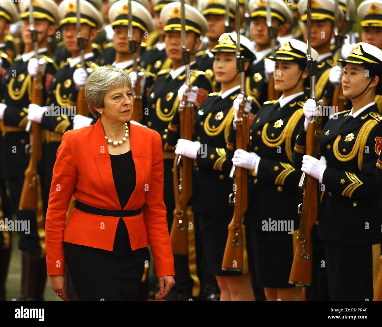 Pechino, Cina. 31 gennaio, 2018. Il Primo Ministro inglese Theresa Maggio ispeziona un militare di guardia d'onore durante una cerimonia di benvenuto nella Grande Sala del Popolo di Pechino del 31 gennaio 2018. Può essere riferito alla Cina di fermare la fustigazione di merci contraffatte e di acciaio di dumping come ha rischiato un battibecco con Pechino all'inizio di una visita del commercio. Credito: Todd Lee/ZUMA filo/ZUMAPRESS.com/Alamy Live News Foto Stock