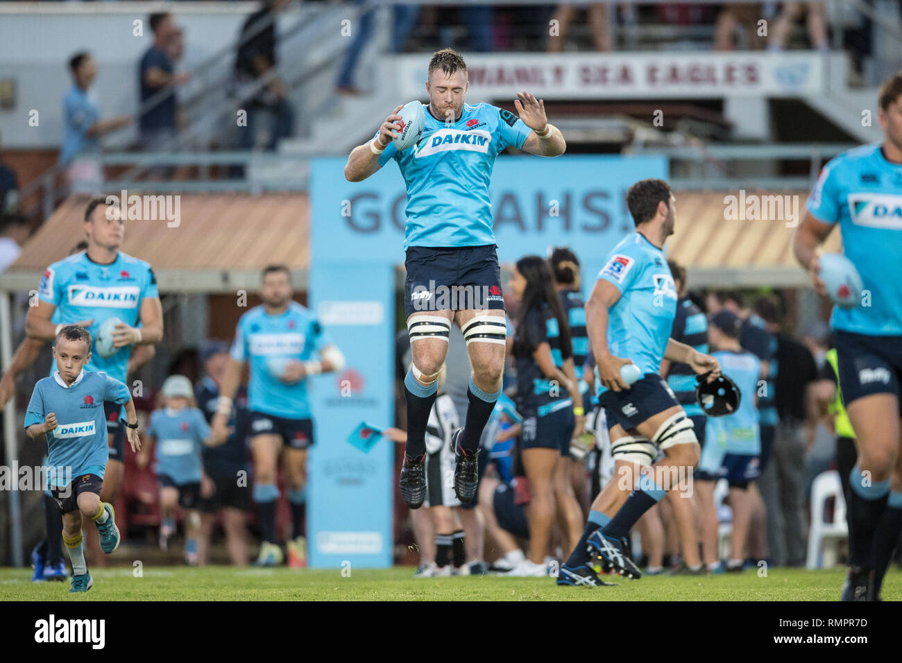 Brookvale, Australia. Xvi Feb, 2019. Waratahs entrano in campo per l'inizio del 2019 Super partita di rugby tra NSW Waratahs e uragani a Brookvale ovale, Brookvale, Australia il 16 febbraio 2019. Foto di Peter Dovgan. Credit: UK Sports Pics Ltd/Alamy Live News Foto Stock