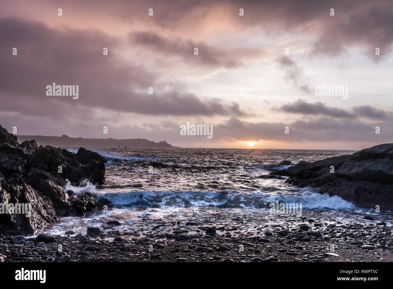 Churchbay, Co. Cork, Irlanda. Xvi Feb, 2019. Sun sorge oltre l'orizzonte e illumina il litorale a Churchbay, Crosshaven, Co. Cork, Irlanda. Credito: David Creedon/Alamy Live News Foto Stock