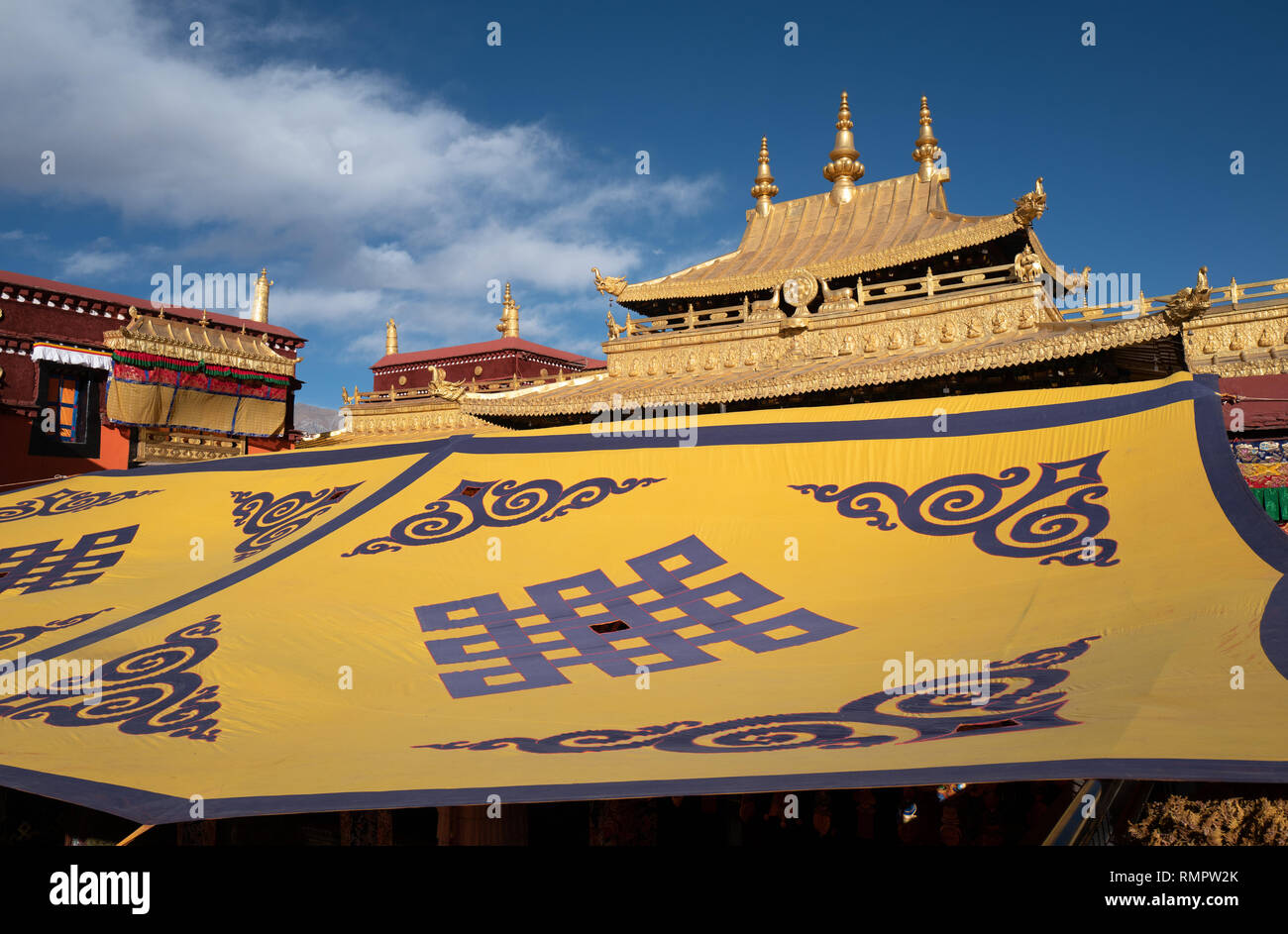 (190216) -- LHASA, Feb 16, 2019 (Xinhua) -- foto scattata nel Febbraio 3, 2019 mostra il tempio del Jokhang a Lhasa, a sud-ovest della Cina di regione autonoma del Tibet. Il periodo del nuovo anno tibetano, noto come Losar, è il più importante festival nel calendario tibetano. Questo anno di Losar cadde il 5 febbraio e ha coinciso con la festa di primavera. Losar è un tempo per riunioni di famiglia. È segnata da rituali religiosi, lunghe preghiere, corse di cavalli, riunioni di famiglia e feste. Come il festival richiama da vicino le persone andare a fare shopping, fare un po' di pulizia e decorano le loro case popolari. Festa delle famiglie sul cibo tibetano. Donne mak Foto Stock