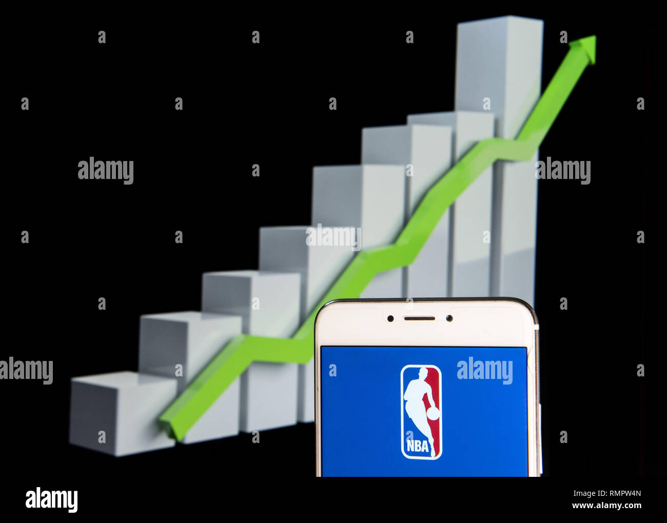 Febbraio 11, 2019 - Hong Kong - American National Basketball Association (NBA) uomini professional basketball league logo è visibile su un androide dispositivo mobile con un'ascesa grafico di crescita in background. (Credito Immagine: © Miguel Candela/SOPA immagini via ZUMA filo) Foto Stock