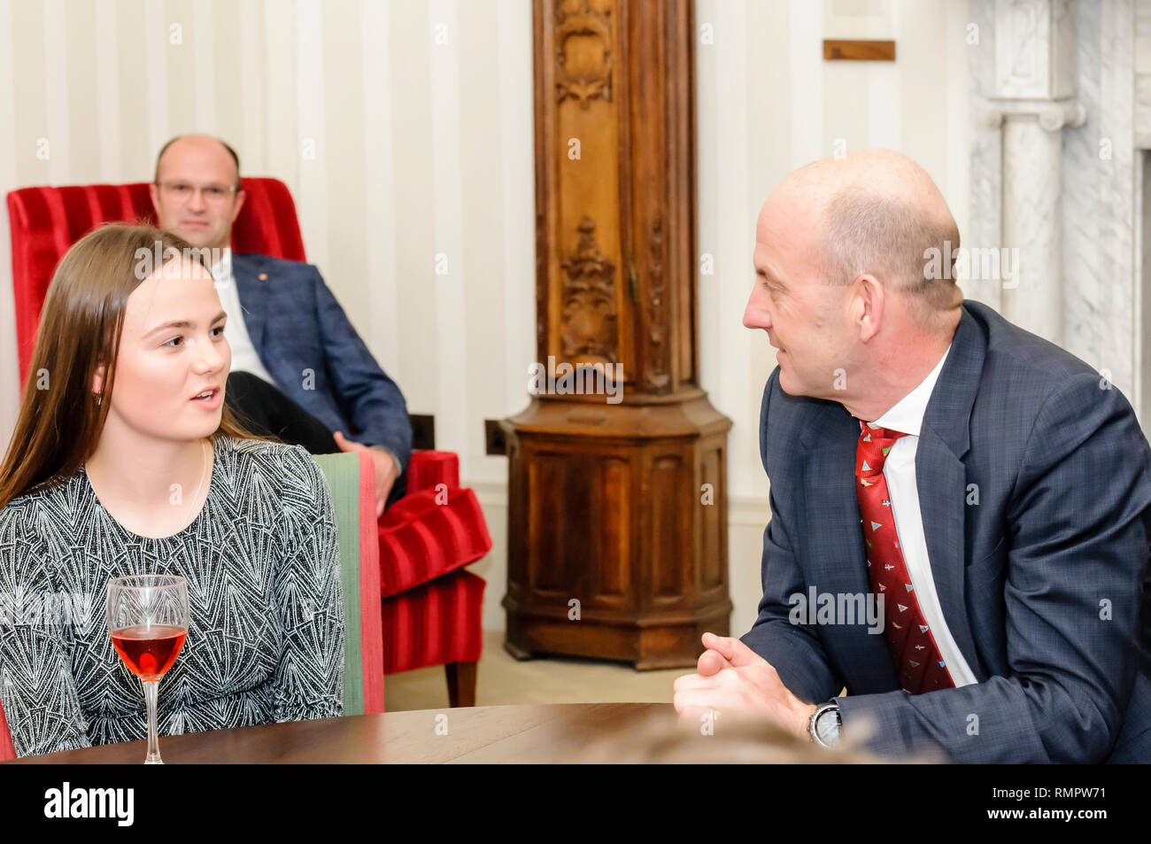 Belfast, Irlanda del Nord, Regno Unito. 15/02/2019 - Ian WALKER MBE, doppia silver medallist olimpico yachtsman sailor, tiene una sessione di domande e risposte con alcuni giovani velisti. Foto Stock