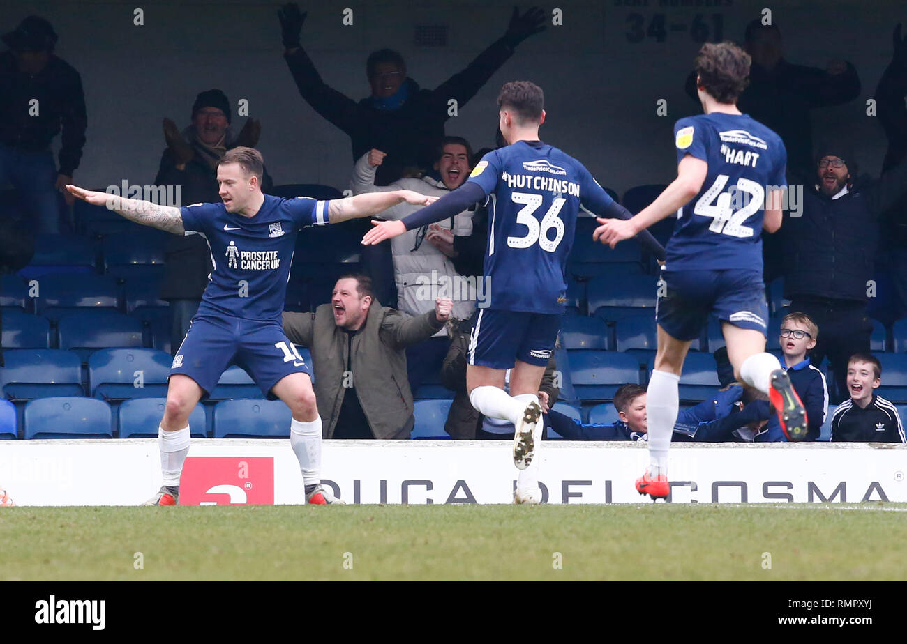 Southend, Regno Unito, 16 febbraio 2019. Simon Cox di Southend United punteggi lati il suo obiettivo di stabilizzazione per rendere il punteggio 3-3 e il suo hat trick durante il Cielo lega Bet One match tra Southend United e Portsmouth a radici di massa Hall, Southend, in Inghilterra il 16 Feb 2019. Azione di Credito Foto Sport Credit: Azione Foto Sport/Alamy Live News Foto Stock