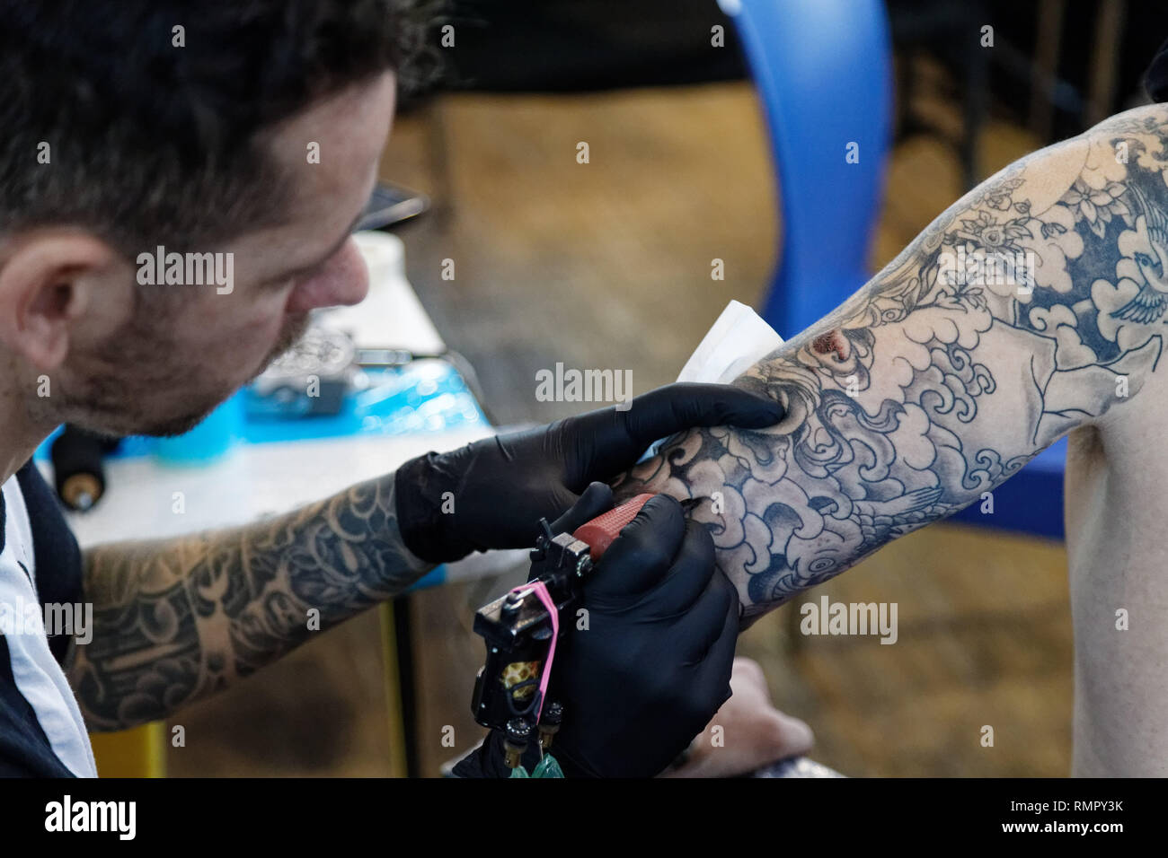 Parigi, Francia. 15 Feb, 2019. Tattoo Artist, Yoni Zilber durante la nona edizione del Mondial du Tatouage (il mondo del tatuaggio) il 15 febbraio 2019 presso la Grande Halle de la Villette di Parigi, Francia. Credito: Bernard Menigault/Alamy Live News Foto Stock