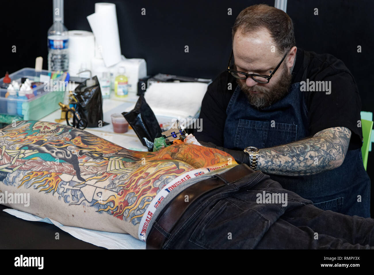 Parigi, Francia. 15 Feb, 2019. Tattoo Artist, Chad Koeplinger durante la nona edizione del Mondial du Tatouage (il mondo del tatuaggio) il 15 febbraio 2019 presso la Grande Halle de la Villette di Parigi, Francia. Credito: Bernard Menigault/Alamy Live News Foto Stock