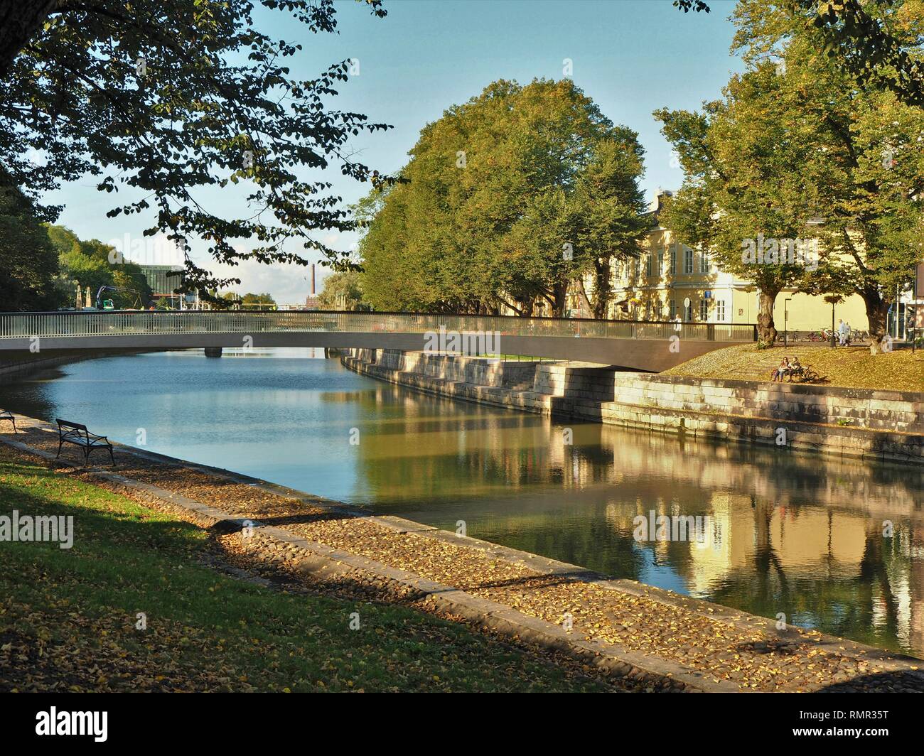 Ponte sul fiume Aura a Turku, in Finlandia, su una soleggiata giornata estiva Foto Stock