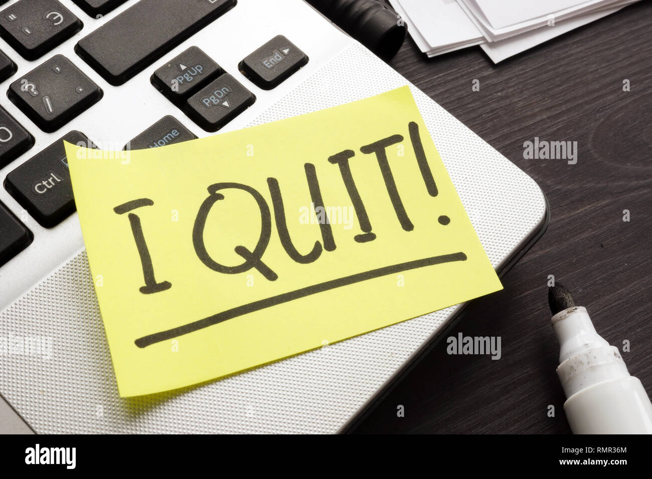 Costruttivo nozione di licenziamento. Pezzo di carta con parole ho smesso di lavoro. Foto Stock