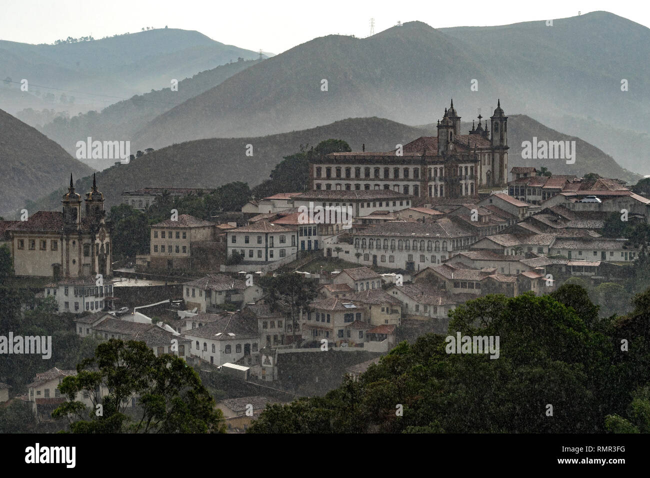 Vecchia città coloniale di Ouro Preto sotto la pioggia Foto Stock