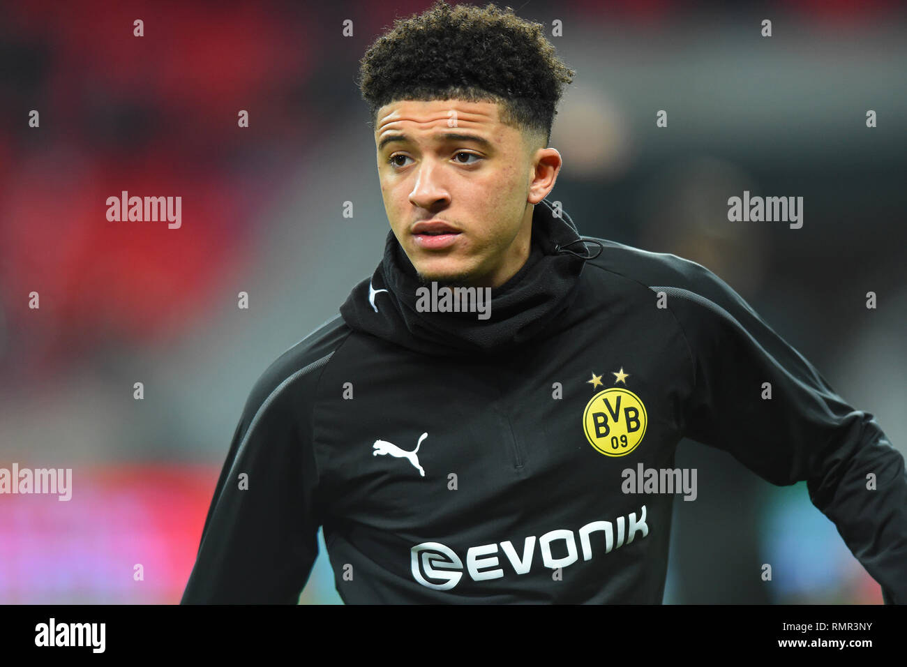 Londra. UK 13Febbraio Borussia Dortmund centrocampista Jadon Sancho si riscalda durante la UEFA Champions League match tra Tottenham Hotspur e Ballspielverein Borussia 09 e.V. Dortmund allo Stadio di Wembley, Londra Mercoledì 13 febbraio 2019. (Credit: Jon Bromley | MI News & Sport Ltd) Foto Stock