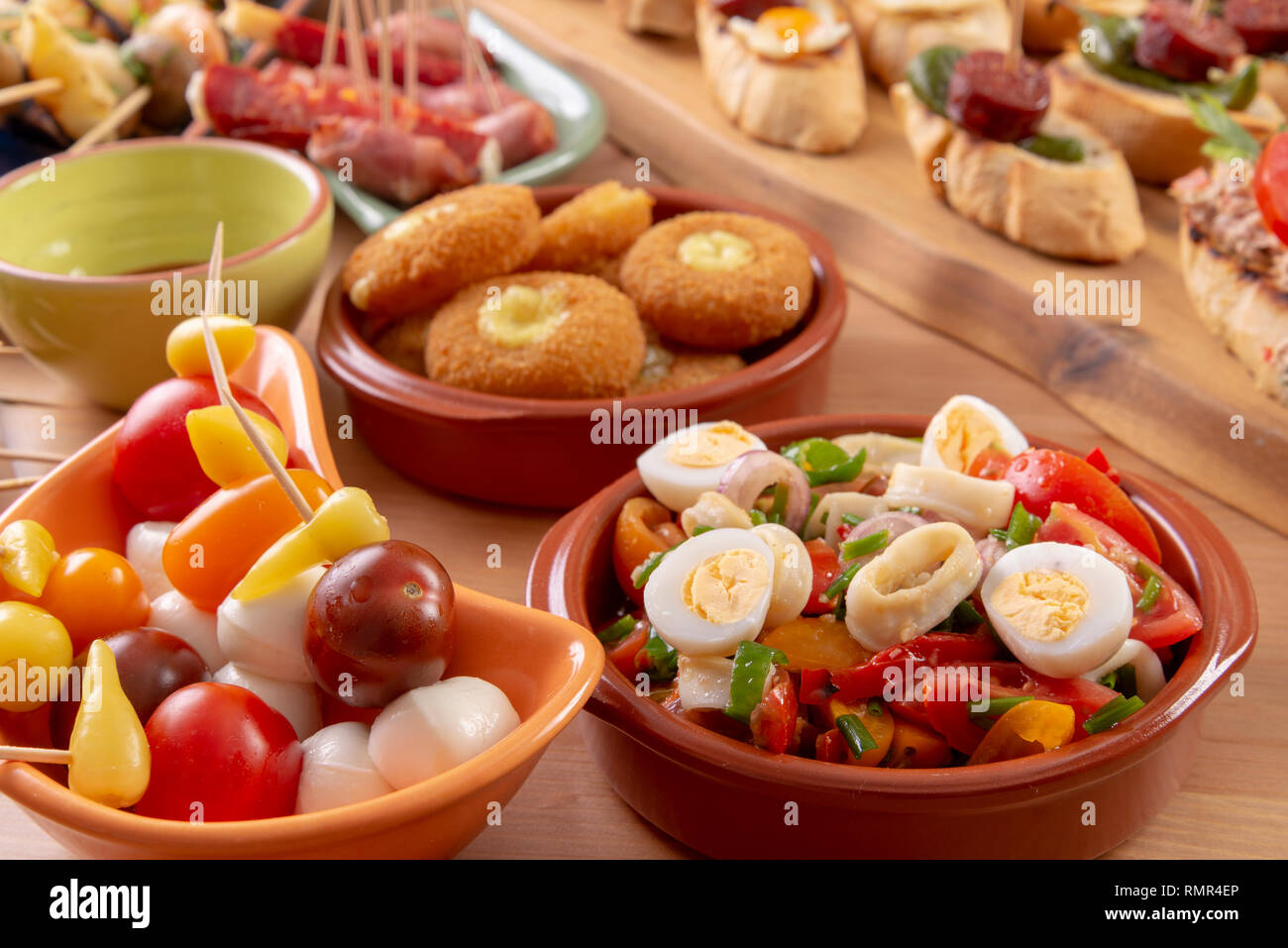 Piccoli antipasti su spiedini con formaggio, olive e salsiccia. Le tapas o antipasto cibo Foto Stock