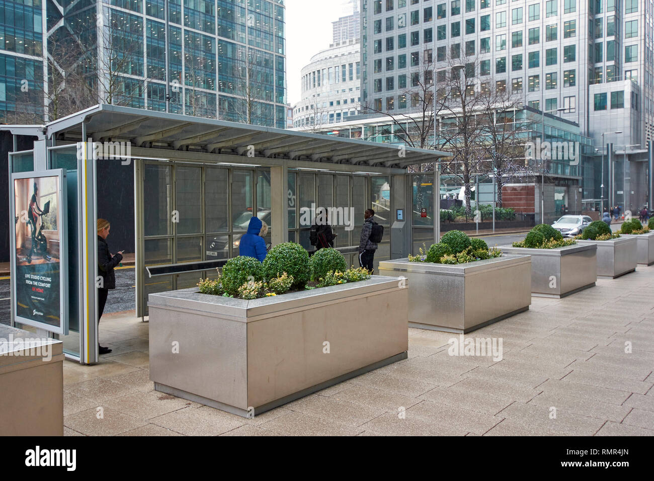 LONDON canary wharf un vetro trasparente alimentato ad energia solare SHELTER BUS Foto Stock