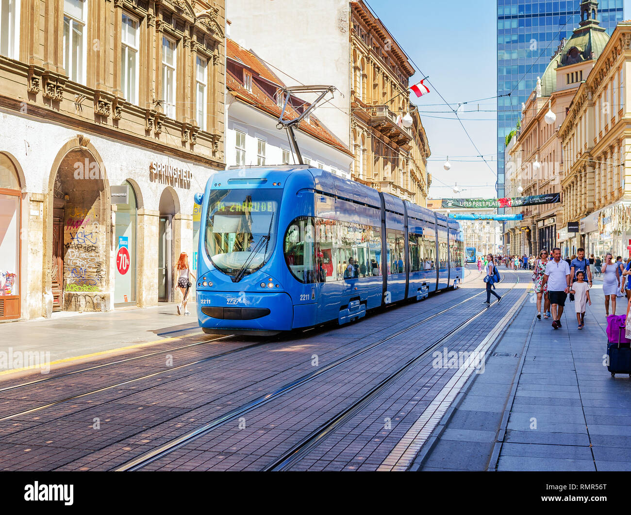 Piazza Ban Josip Jelacic con i turisti e i tram in un giorno di estate a Zagabria. Foto Stock