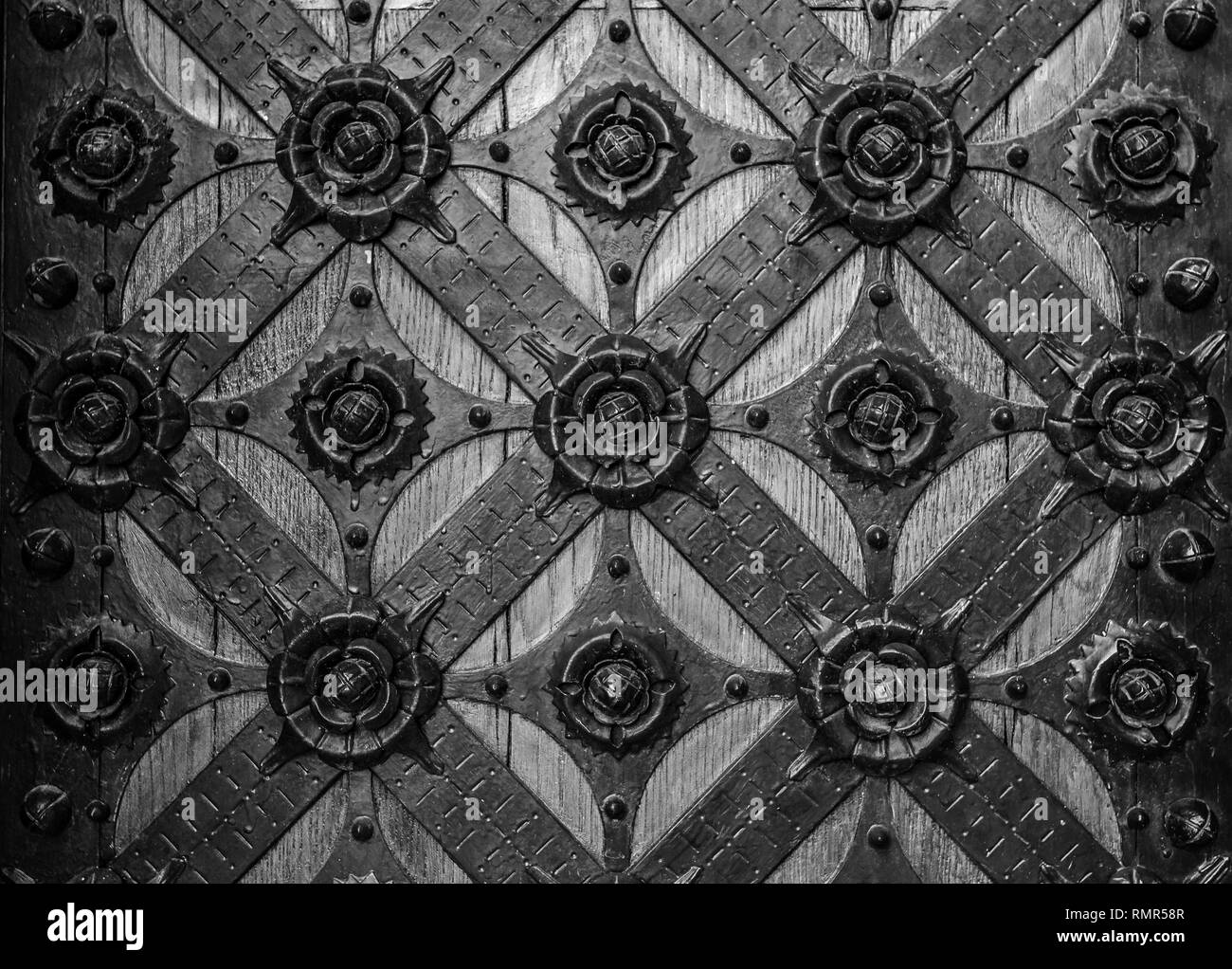 Elemento decorativo della vecchia porta di ferro. Foto Stock